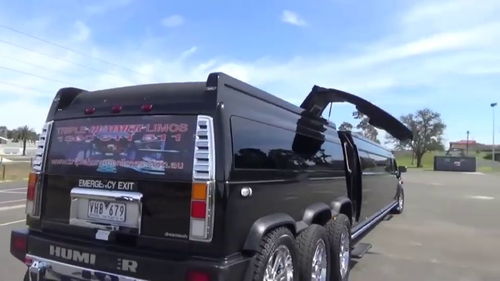 第一次見這種加長的豪車,車內裝飾極其奢侈,真是貧窮限制想象