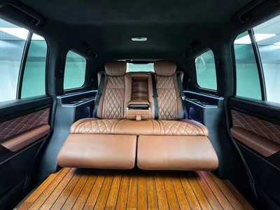 深圳工廠 陸巡/霸道普拉多改裝新潮流，電動沙發床與地板升級引領個性化車飾風尚